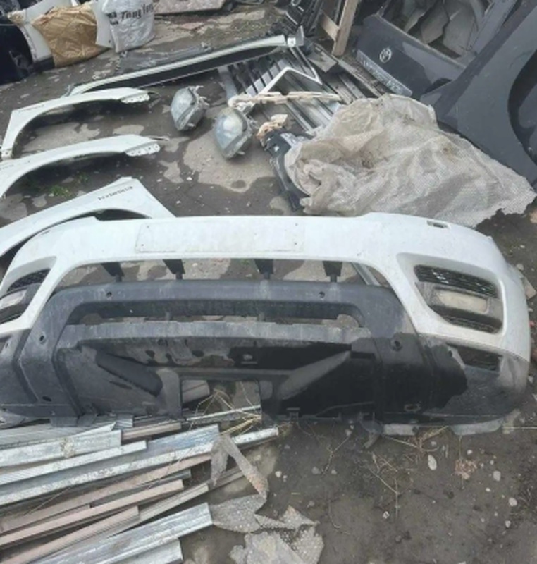 Передний бампер от Range rover sport